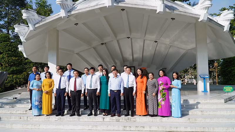 Đại biểu chụp ảnh lưu niệm tại Khu di tích Nguyễn Sinh Sắc. (Ảnh: HỮU NGHĨA)