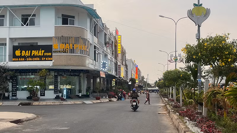 Người dân lưu thông qua lại tại tuyến đường từng bị tổ chức che rạp cưới, chặn hết lối đi. (Ảnh: HỮU NGHĨA)