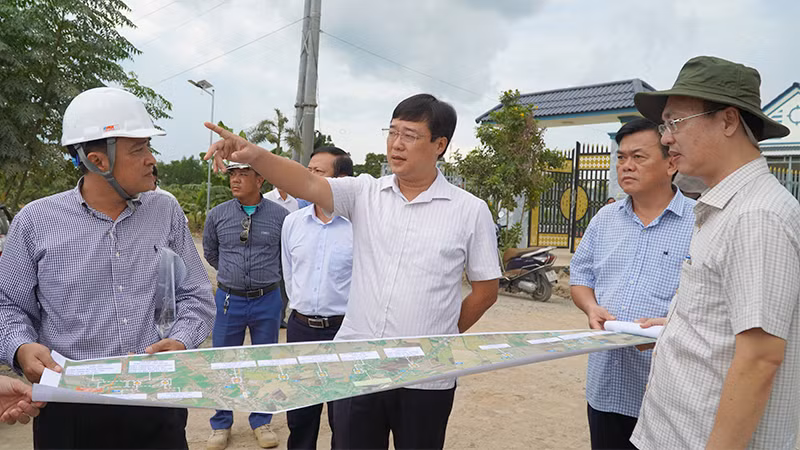 Ủy viên Trung ương Đảng, Bí thư Tỉnh ủy Đồng Tháp Lê Quốc Phong kiểm tra tiến độ thi công cao tốc Cao Lãnh-An Hữu. (Ảnh: HỮU NGHĨA)