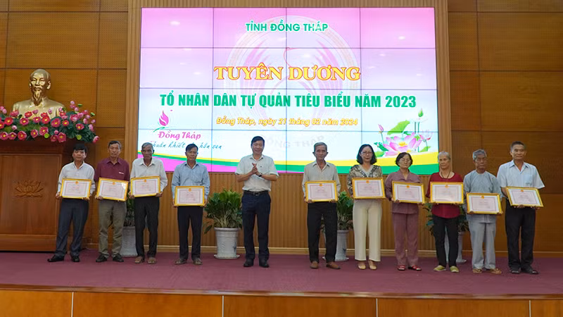 Lãnh đạo tỉnh Đồng Tháp tặng Bằng khen cho các tập thể.