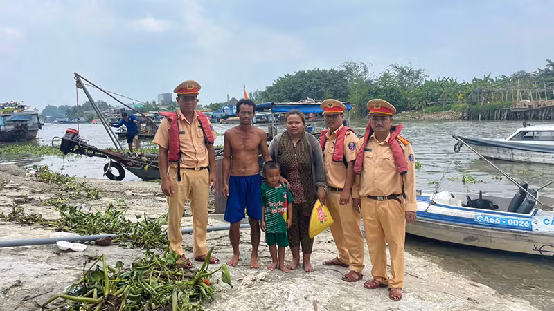 Gia đình anh Hoạch được đưa vào bờ an toàn.