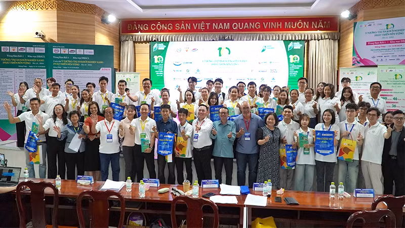 Đại biểu và thí sinh chụp ảnh lưu niệm tại cuộc thi. (Ảnh: HỮU NGHĨA)