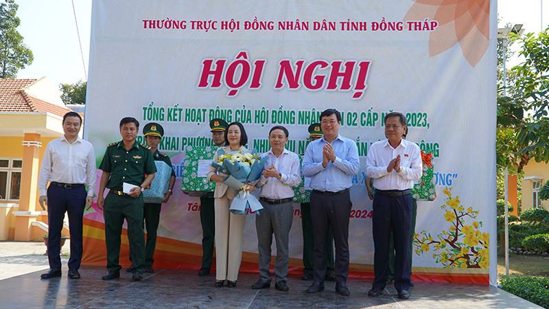 Trao quà Tết tặng cán bộ, chiến sĩ Đồn biên phòng Cửa khẩu quốc tế Dinh Bà và tặng hoa cho đại biểu.
