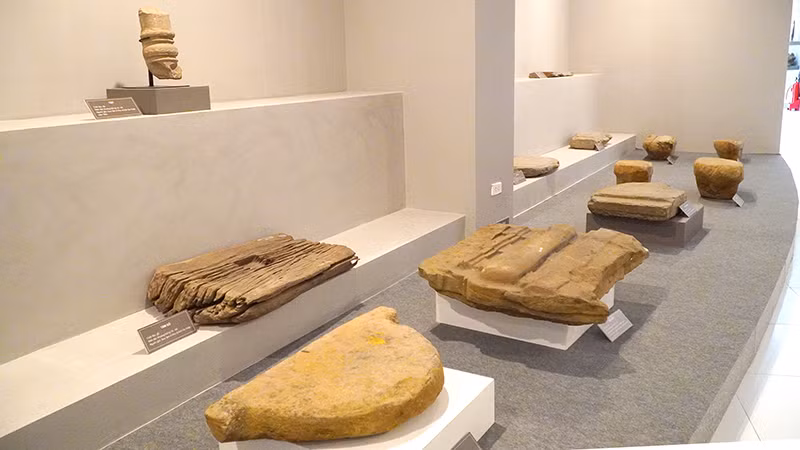 Hiện vật tại Nhà trưng bày Xứ ủy Nam Bộ và Văn hóa Óc Eo. (Ảnh: HỮU NGHĨA)