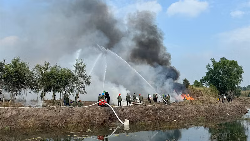 Các lực lượng tích cực chữa cháy trong một tình huống giả định.