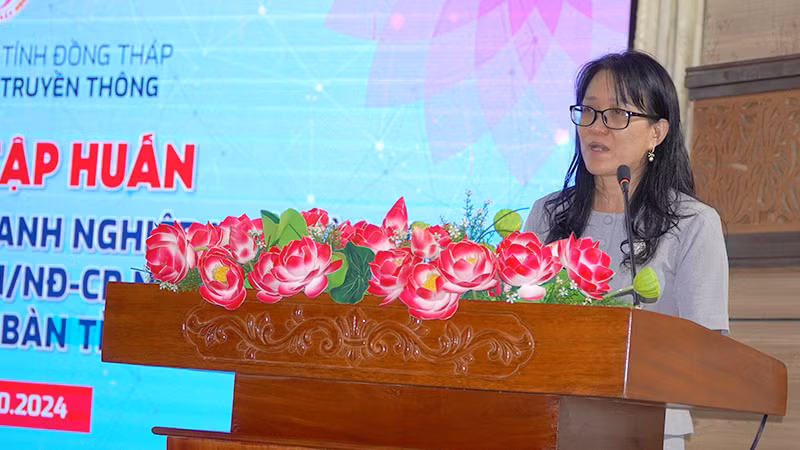 Giám đốc Sở Thông tin và Truyền thông tỉnh Đồng Tháp, Phó trưởng Ban Chỉ đạo Chuyển đổi số tỉnh Đồng Tháp Nguyễn Lâm Thanh Thủy phát biểu tại hội nghị. (Ảnh: HỮU NGHĨA)