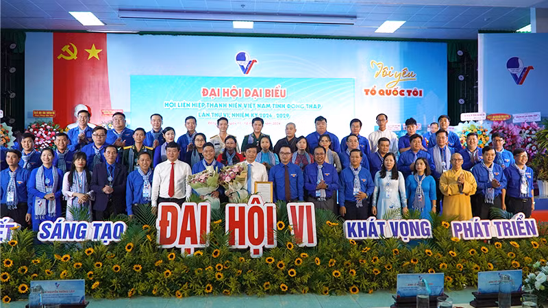 Đại biểu chụp ảnh lưu niệm cùng Ủy ban Hội Liên hiệp thanh niên Việt Nam tỉnh Đồng Tháp khóa VI tại buổi ra mắt đại hội. (Ảnh: HỮU NGHĨA)