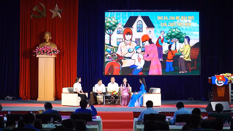 Các diễn giả tham gia thảo luận bàn tròn với chủ đề: "Thanh niên sống khỏe".