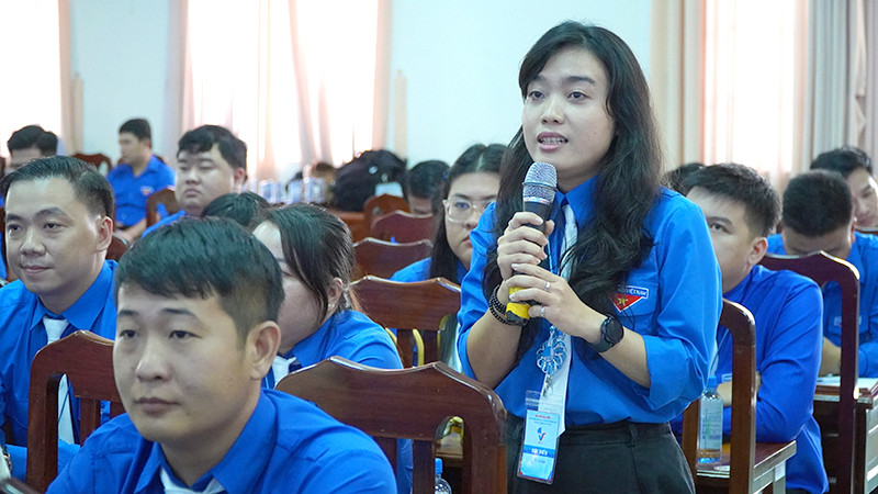 Đại biểu đặt câu hỏi đến lãnh đạo tỉnh Đồng Tháp. (Ảnh: HỮU NGHĨA)