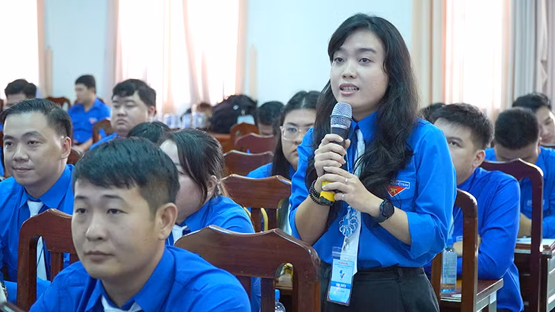 Đại biểu đặt câu hỏi đến lãnh đạo tỉnh Đồng Tháp. (Ảnh: HỮU NGHĨA)