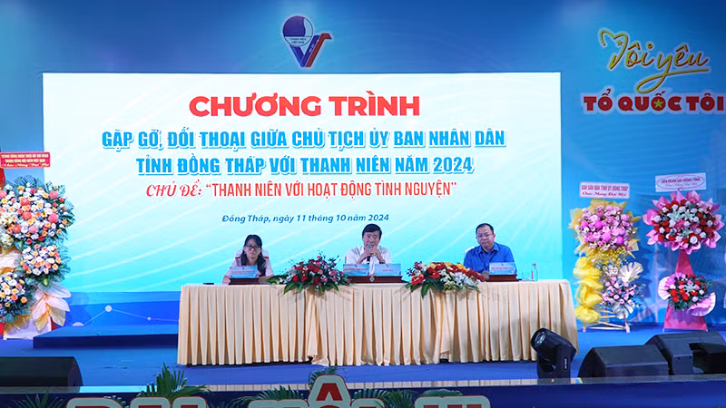 Chủ tịch Ủy ban nhân dân tỉnh Đồng Tháp Phạm Thiện Nghĩa trả lời sau khi một thanh niên đặt câu hỏi. (Ảnh: HỮU NGHĨA)