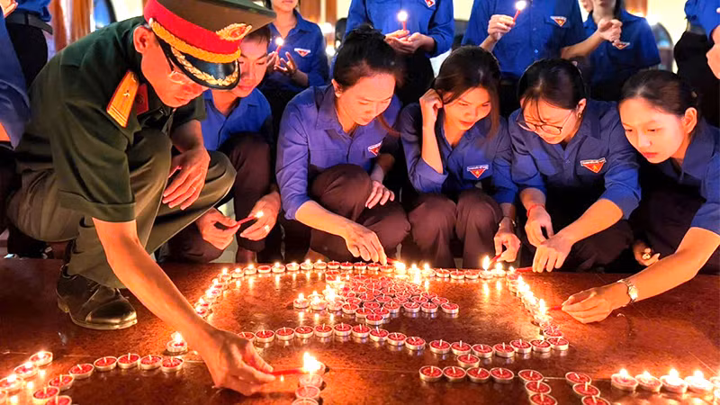 Cán bộ, đoàn viên, thanh niên thắp nến tri ân tại huyện Hồng Ngự.