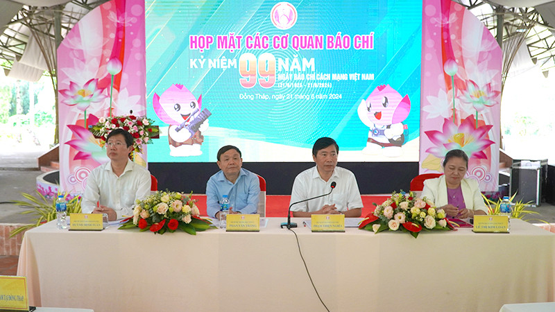Chủ tịch Ủy ban nhân dân tỉnh Đồng Tháp Phạm Thiện Nghĩa phát biểu tại buổi họp mặt.