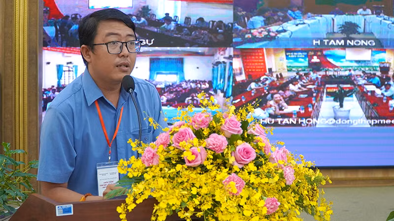 Thạc sĩ Nguyễn Thanh Thuận trình bày tham luận "Chiến trận Vàm Nao - Cổ Hũ qua Châu bản triều Nguyễn”. Ảnh: HỮU NGHĨA