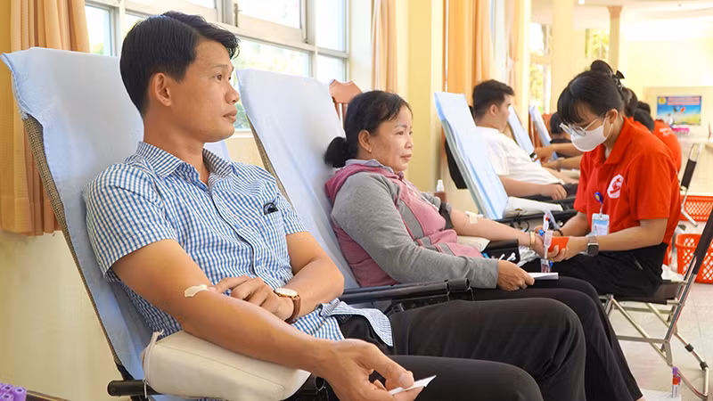 Cán bộ công chức, người dân tham gia ngày hội Hiến máu “Sen hồng tỏa sắc” ngày 14/6.