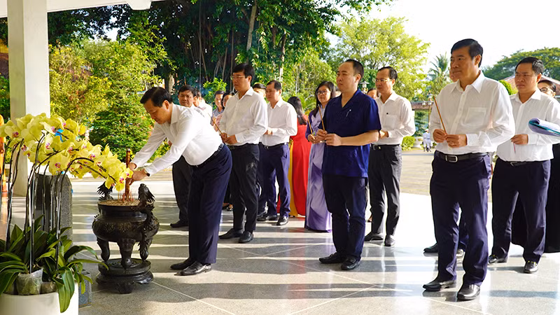 Phó Thủ tướng Lê Minh Khái và đoàn công tác dâng hương tại Khu di tích Nguyễn Sinh Sắc. Ảnh: HỮU NGHĨA