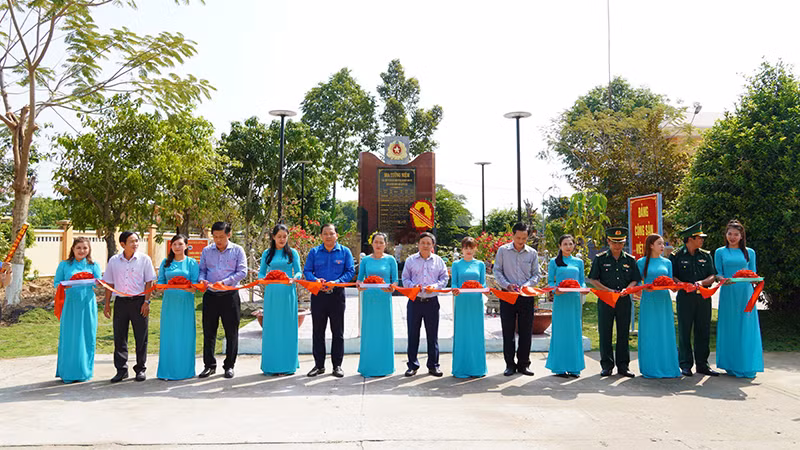 Cắt băng khánh thành Bia tưởng niệm các anh hùng Liệt sĩ tại Đồn Biên phòng Thông Bình.