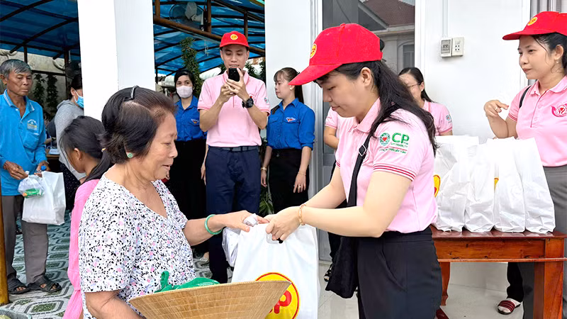Tặng quà cho người dân đến khám bệnh nhân đạo. Tặng quà cho người dân đến khám bệnh nhân đạo.