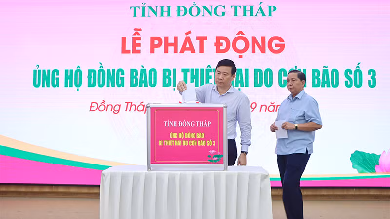 Chủ tịch Ủy ban nhân dân tỉnh Đồng Tháp Phạm Thiện Nghĩa cùng lãnh đạo các sở, ban, ngành tham gia quyên góp ủng hộ đồng bào các địa phương miền bắc tại lễ phát động.