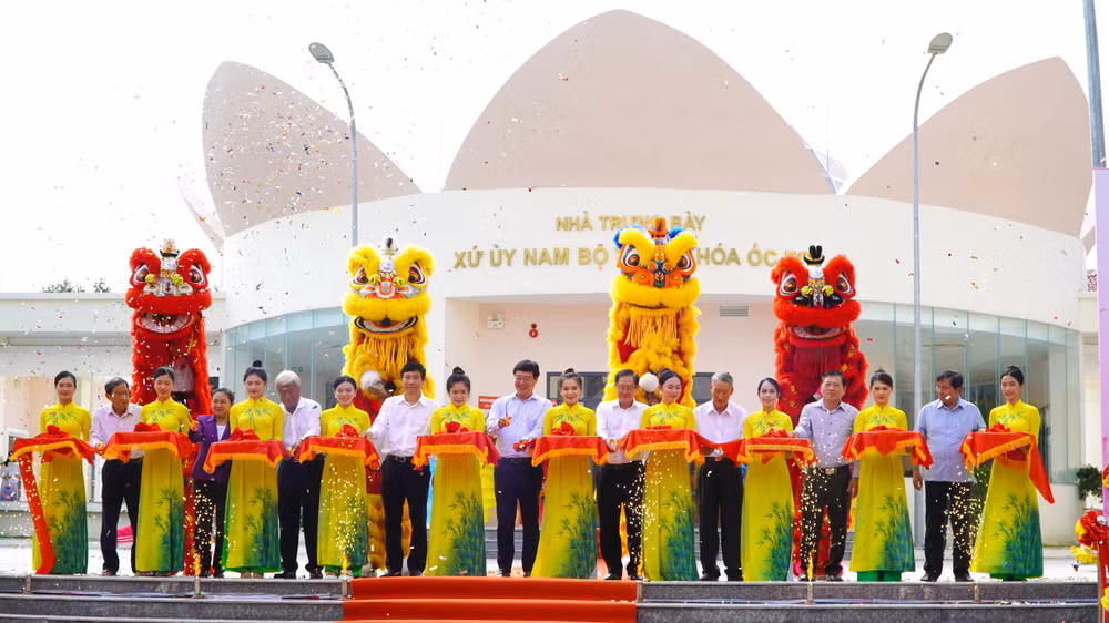 Đại biểu thực hiện nghi thức cắt băng khánh thành Nhà trưng bày. (Ảnh: HỮU NGHĨA)
