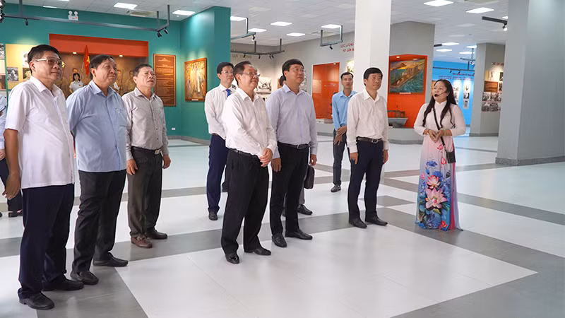 Ủy viên Trung ương Đảng, Bí thư Tỉnh ủy Đồng Tháp Lê Quốc Phong; Chủ tịch Ủy ban nhân dân tỉnh Đồng Tháp Phạm Thiện Nghĩa và đại biểu tham quan Nhà trưng bày Xứ ủy Nam Bộ và Văn hóa Óc Eo. (Ảnh: HỮU NGHĨA)