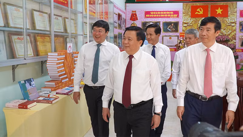 Đại biểu tham quan Không gian Văn hóa Hồ Chí Minh. (Ảnh: HỮU NGHĨA)