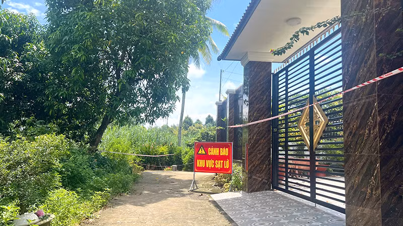 Chính quyền địa phương đặt biển cảnh báo khu vực sạt lở. (Ảnh: HỮU NGHĨA)