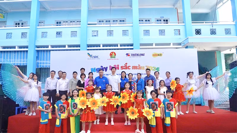 Thiếu nhi chụp ảnh lưu niệm cùng lãnh đạo Hội đồng Đội Trung ương, lãnh đạo tỉnh, thành phố Sa Đéc.