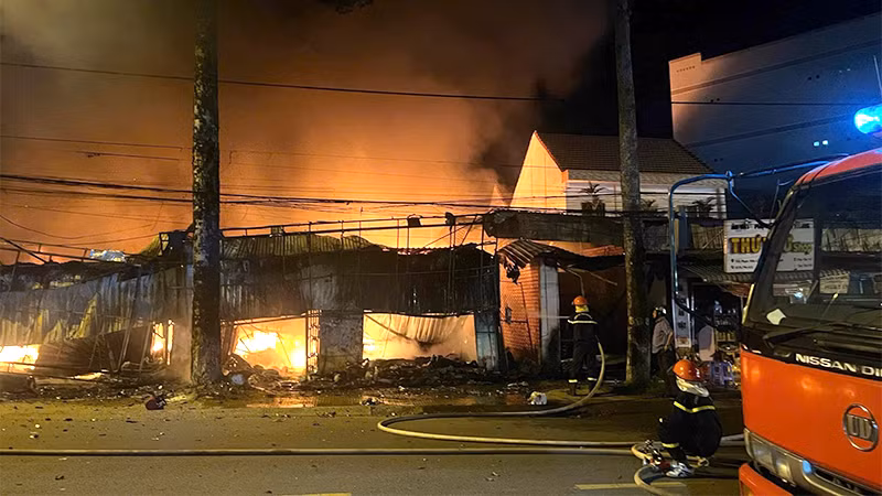 Lực lượng chức năng tích cực dập lửa. (Ảnh: HỮU NGHĨA)