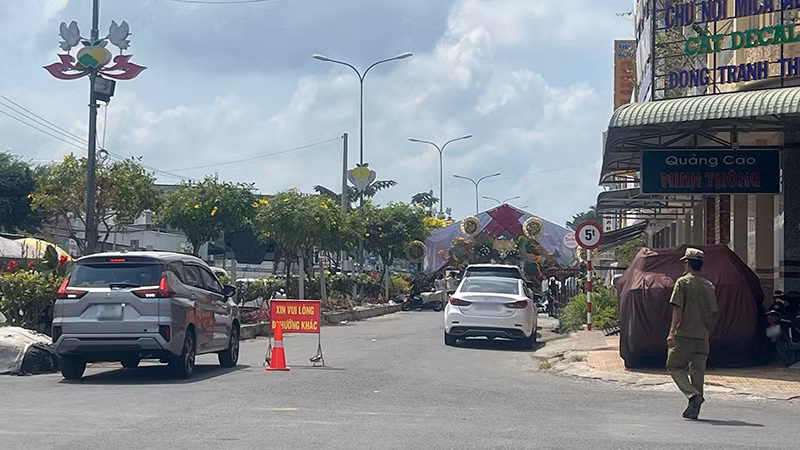 Rạp nằm giữa đoạn đường, chặn kín khiến người dân không còn lối đi lại trên đoạn đường này. Ảnh: HỮU NGHĨA