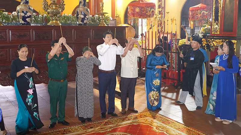 Lãnh đạo tỉnh Đồng Tháp và huyện Tháp Mười dâng hương, phẩm vật.