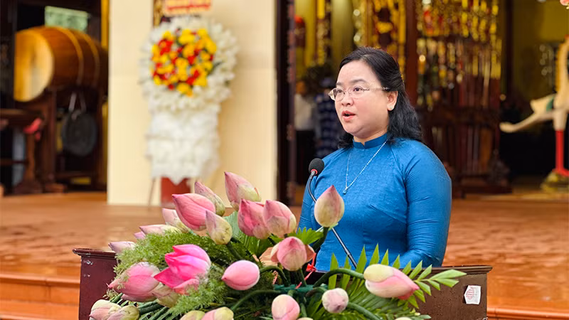 Bà Huỳnh Thị Hoài Thu, Giám đốc Sở Văn hóa, Thể thao và Du lịch tỉnh Đồng Tháp, Trưởng Ban tổ chức Lễ tưởng niệm, phát biểu.