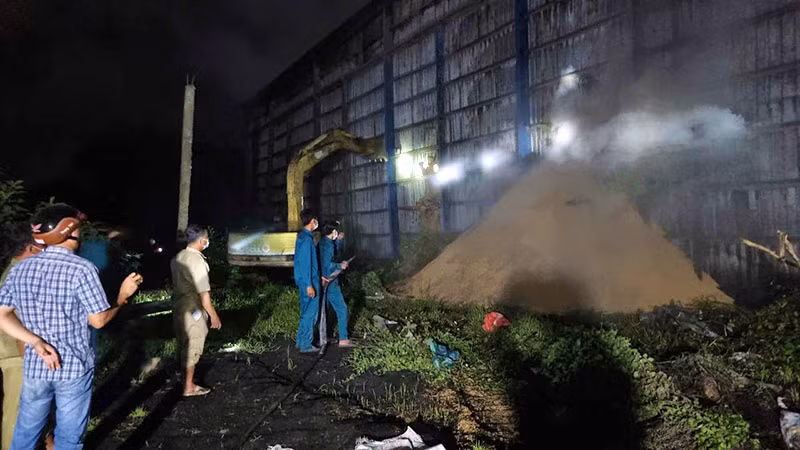 Máy Kobel cùng nhiều thiết bị chữa cháy khác để hỗ trợ chữa cháy. (Ảnh: HỮU NGHĨA)