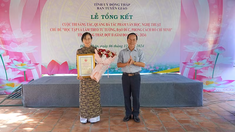 Trao giải A giải quảng bá các tác phẩm văn học, nghệ thuật cho tập thể Đài Phát thanh và Truyền hình Đồng Tháp. (Ảnh: HỮU NGHĨA)