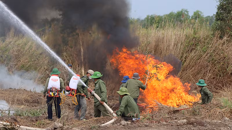 Lực lượng chức năng triển khai phương án chữa cháy rừng.
