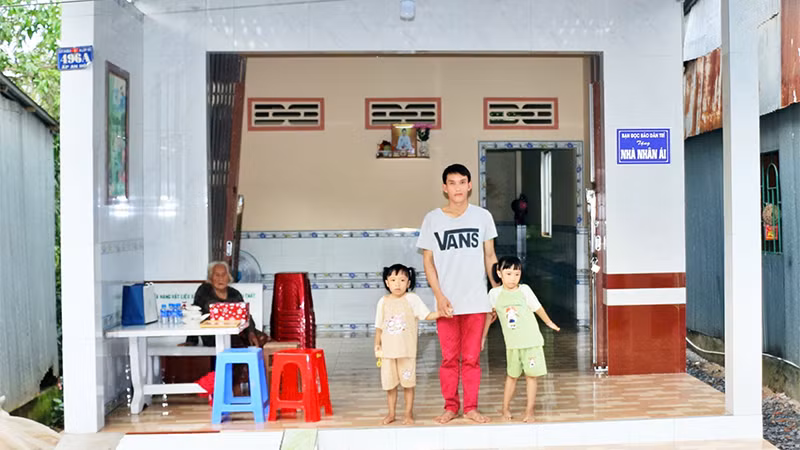 Anh Nguyễn Ái Dương (32 tuổi, ngụ xã Mỹ An Hưng B, huyện Lấp Vò) vui mừng đón nhận khi có nhà mới.