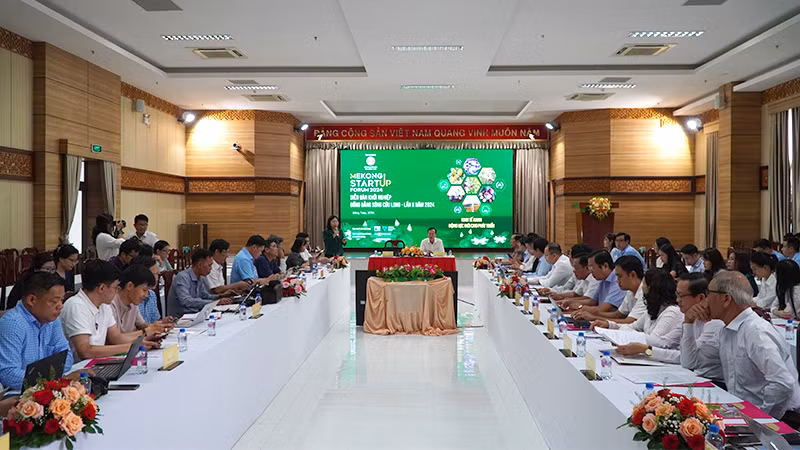 Bà Phạm Thị Ngọc Thủy, Giám đốc Văn phòng Ban IV, thuộc Hội đồng Tư vấn cải cách thủ tục hành chính của Thủ tướng Chính phủ trình bày tại buổi họp báo. (Ảnh: HỮU NGHĨA)