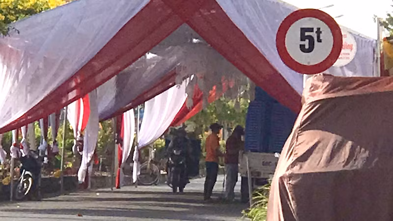 Đến 7 giờ 45 phút, ngày 25/3, rạp vẫn còn để nguyên. Tuy nhiên, tất cả bàn ghế đã được đưa lên xe, chuẩn bị chuyển đi. (Ảnh: HỮU NGHĨA)