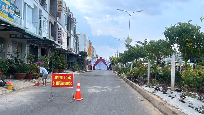 Đường đi bị chặn kín 2 đầu. Ảnh: HỮU NGHĨA