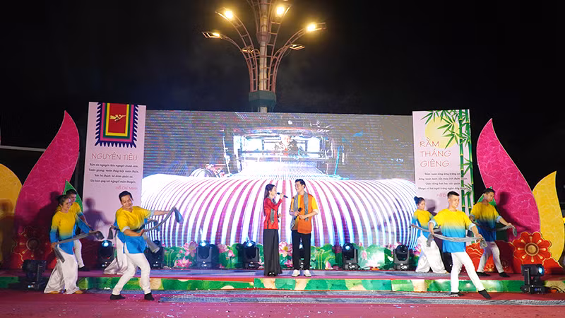 Một tiết mục biểu diễn tại Đêm thơ. Ảnh: HỮU NGHĨA