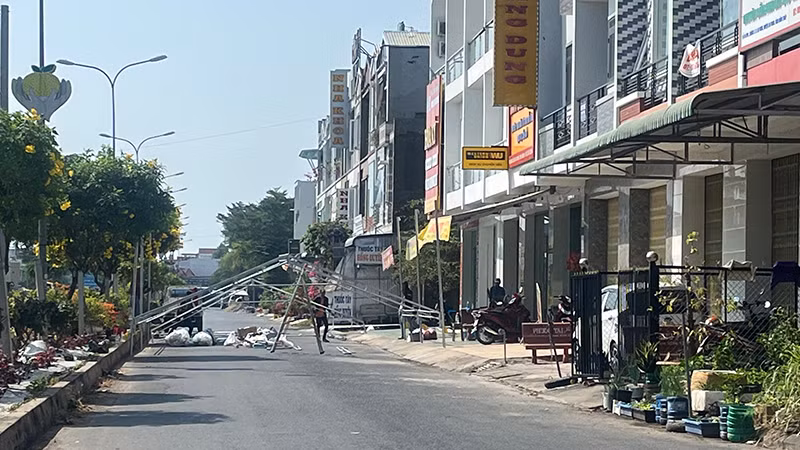 Rạp cưới được che từ ngày 22/3. Ảnh: HỮU NGHĨA