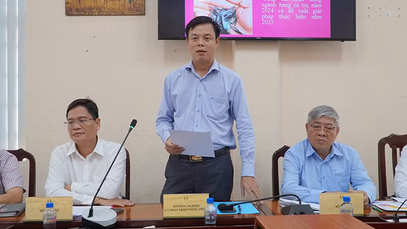 Phó Giám đốc Sở Nông nghiệp và Phát triển nông thôn tỉnh Đồng Tháp Huỳnh Tất Đạt thông tin về Ngày hội Cá tra. (Ảnh: HỮU NGHĨA)