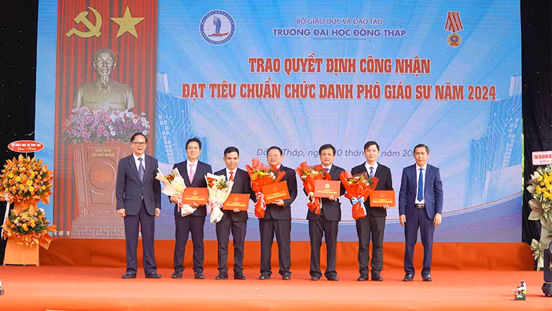 Phó Giáo sư, Tiến sĩ Nguyễn Văn Đệ, Chủ tịch Hội đồng Khoa học và Đào tạo, Phó Chủ tịch Hội đồng chức danh giáo sư cơ sở Trường đại học Đồng Tháp thừa ủy quyền của Chủ tịch Hội đồng giáo sư nhà nước trao Quyết định công nhận đạt tiêu chuẩn chức danh phó giáo sư năm 2024 cho 5 nhà giáo. (Ảnh: HỮU NGHĨA)