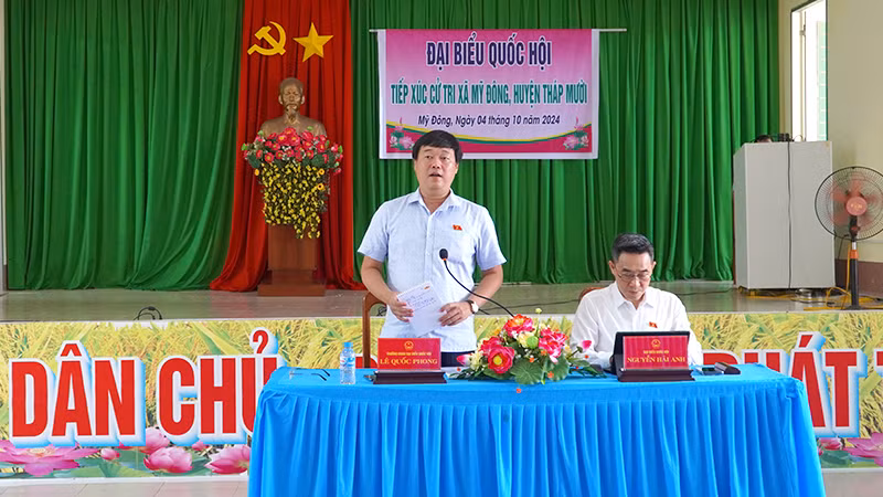 Bí thư Tỉnh ủy Đồng Tháp Lê Quốc Phong trả lời ý kiến cử tri. (Ảnh: HỮU NGHĨA)