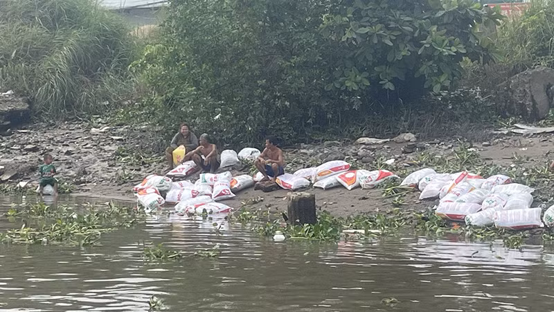 Hàng hóa được trục vớt đưa vào bờ.