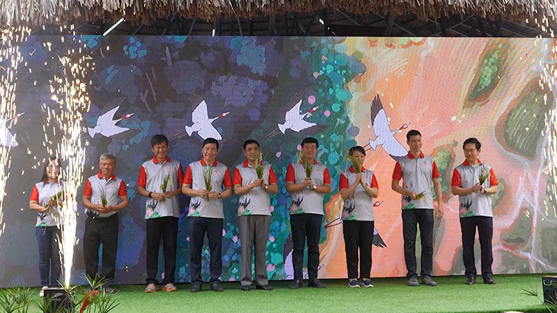 Các đại biểu thực hiện nghi thức công bố Đề án Bảo tồn và phát triển sếu đầu đỏ tại Vườn quốc gia Tràm Chim giai đoạn 2022 – 2032.