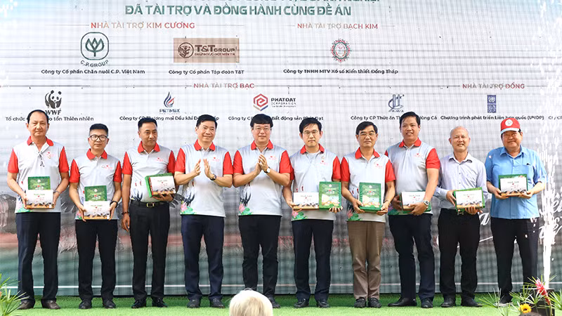 Lãnh đạo tỉnh Đồng Tháp trao quà lưu niệm cho những doanh nghiệp tài trợ đề án.