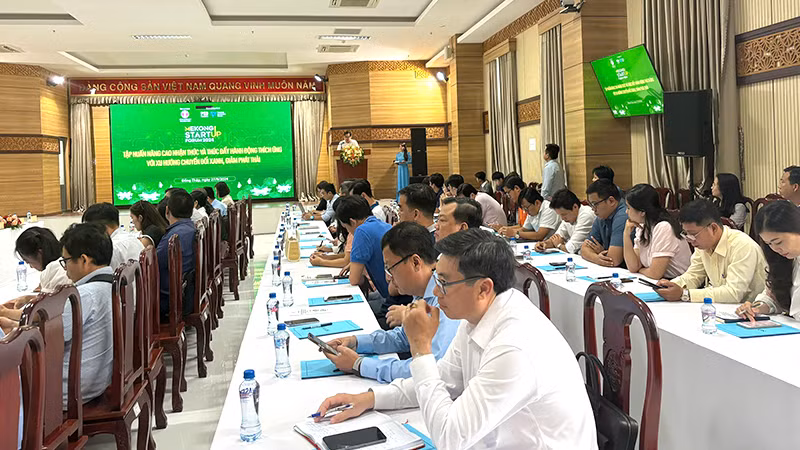 Quang cảnh buổi tập huấn nâng cao nhận thức và thúc đẩy hành động thích ứng với xu hướng chuyển đổi xanh, giảm phát thải. (Ảnh: HỮU NGHĨA)