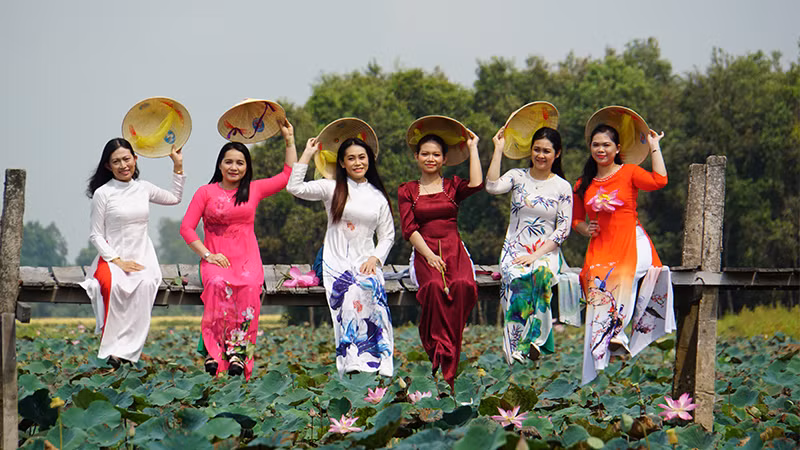 Du khách tham quan tại điểm du lịch Đồng sen Gò Tháp, huyện Tháp Mười. (Ảnh: HOÀNG KHA)