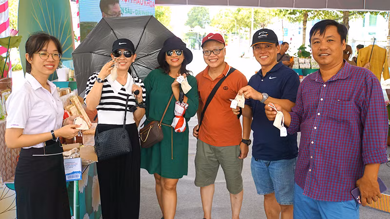 Du khách thích thú khi được nhận những túi hạt sen hồng Đồng Tháp.